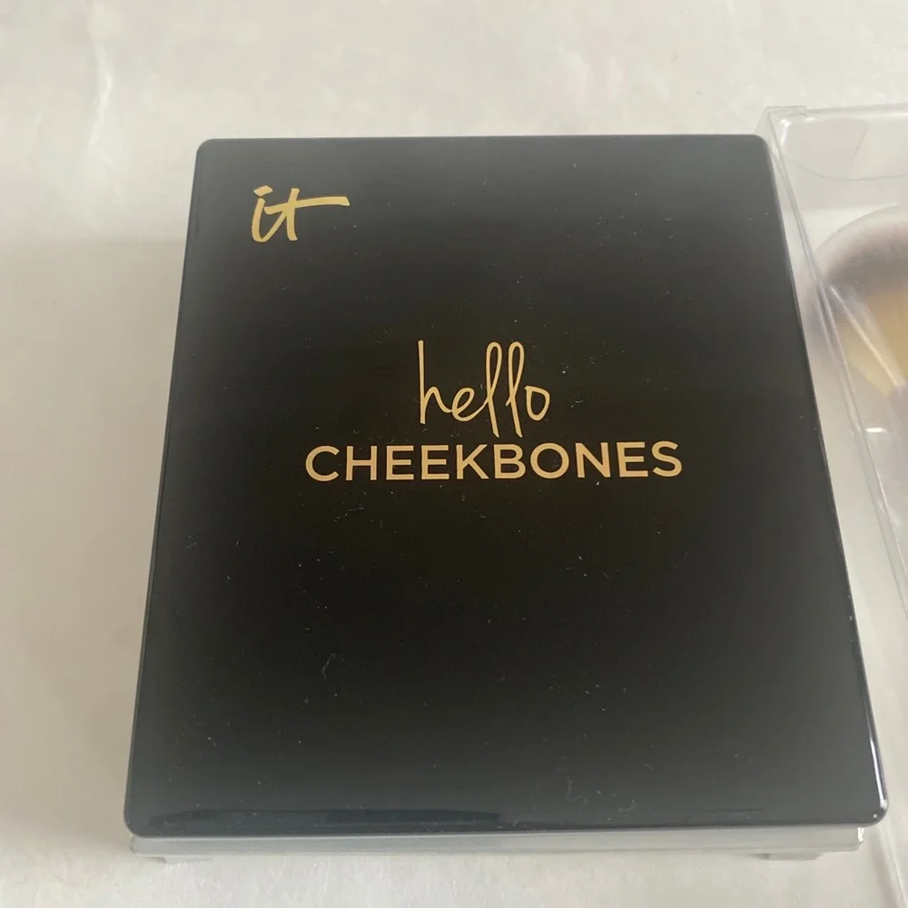 IT COSMETICS Hello Cheekbones Bronzer Highlighter & Heavenly Brush #19 $83